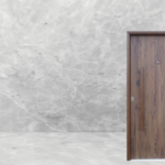 Puerta exterior de acero entablonada modelo 49 Lisa con triple contacto antibarreta