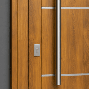 Puerta Exterior Antibarreta | 71 Futura Roble con Postigo Fijo - Imagen 5