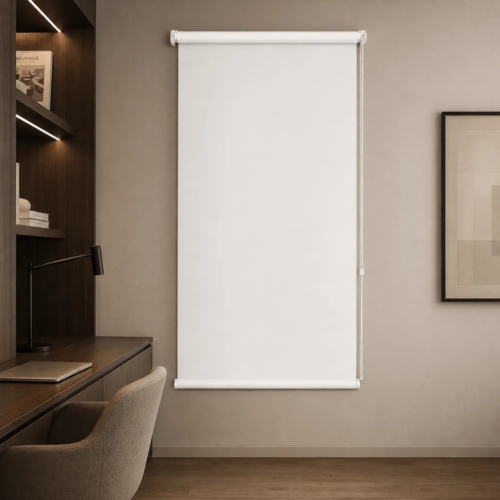 Cortina roller blackout blanca 100x150 — instalada en un ambiente