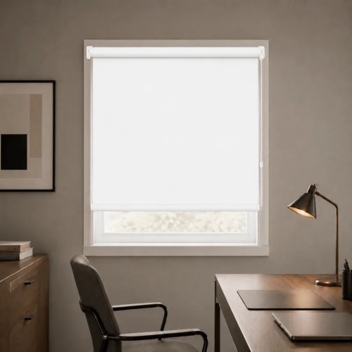Cortina roller blackout blanca 100x90 — instalada en un ambiente