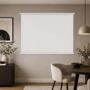 Cortina roller blackout blanca 120x110 — instalada en un ambiente