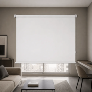 Cortina roller blackout blanca 150x150 — instalada en un ambiente