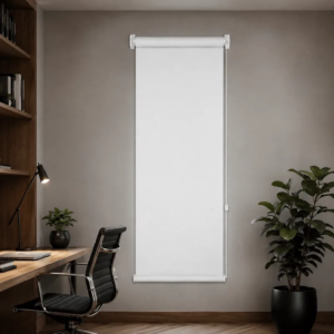 Cortina roller blackout blanca 30x110 — instalada en un ambiente