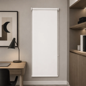 Cortina roller blackout blanca 50x150 — instalada en un ambiente