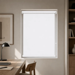 Cortina roller blackout blanca 50x90 — instalada en un ambiente
