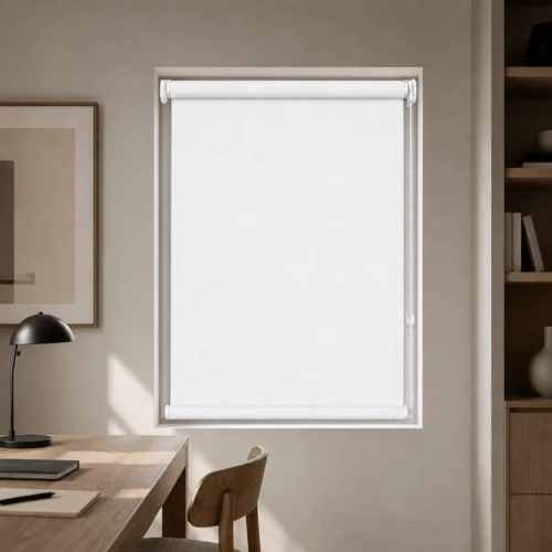 Cortina roller blackout blanca 50x90 — instalada en un ambiente