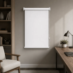 Cortina roller blackout blanca 60x110 — instalada en un ambiente