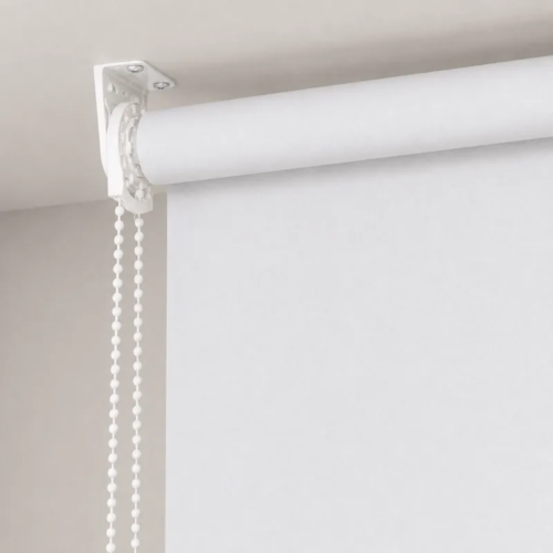 Cortina roller blackout blanca — detalle del soporte y la cadena (2)