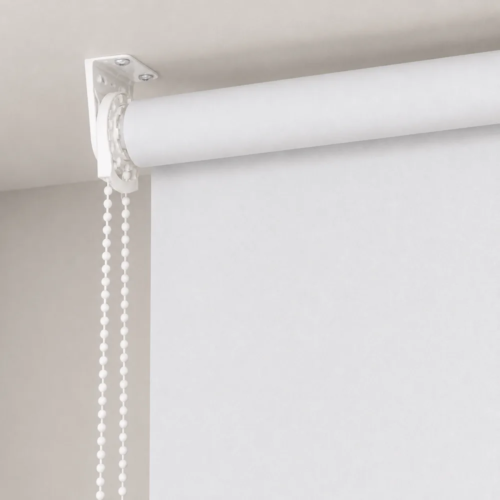Cortina roller blackout blanca — detalle del soporte y la cadena