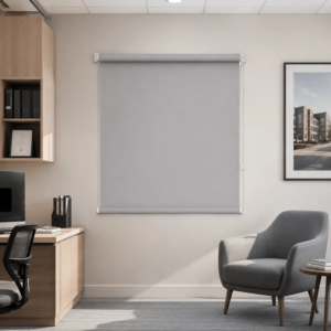 Cortina roller blackout gris 100x110 — instalada en un ambiente