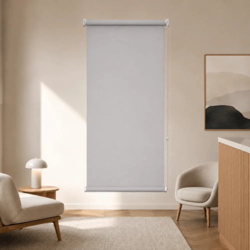 Cortina roller blackout gris 100x150 — instalada en un ambiente