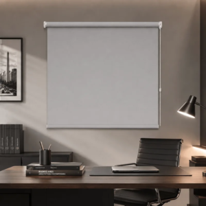 Cortina roller blackout gris 100x90 — instalada en un ambiente