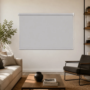 Cortina roller blackout gris 120x90 — instalada en un ambiente