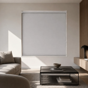 Cortina roller blackout gris 150x150 — instalada en un ambiente