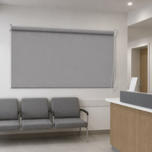 Cortina roller blackout gris 150x60 — instalada en un ambiente
