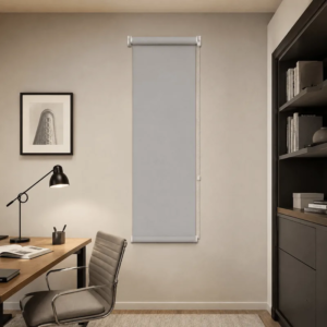 Cortina roller blackout gris 30x110 — instalada en un ambiente