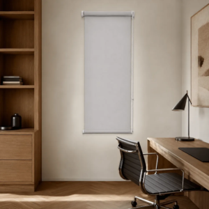 Cortina roller blackout gris 50x150 — instalada en un ambiente