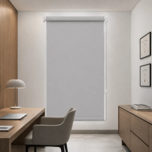 Cortina roller blackout gris 60x110 — instalada en un ambiente