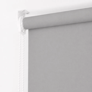 Cortina roller blackout gris — detalle del soporte y la cadena (2)