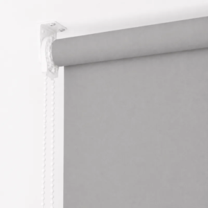Cortina roller blackout gris — detalle del soporte y la cadena