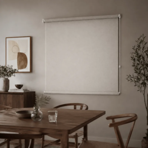 Cortina roller blackout natural 100x110 — instalada en un ambiente