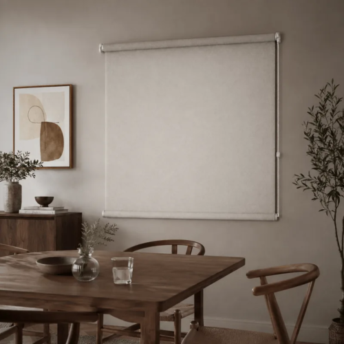 Cortina roller blackout natural 100x110 — instalada en un ambiente