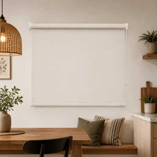 Cortina roller blackout natural 100x90 — instalada en un ambiente