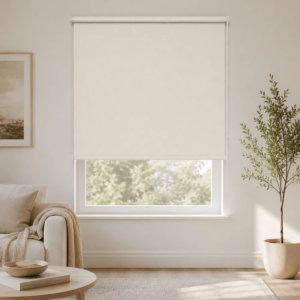 Cortina roller blackout natural 120x150 — instalada en un ambiente