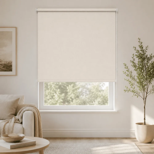Cortina roller blackout natural 120x150 — instalada en un ambiente
