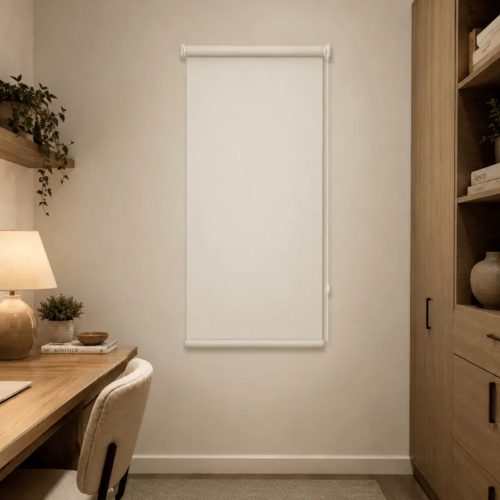 Cortina roller blackout natural 50x90 — instalada en un ambiente