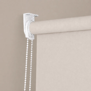 Cortina roller blackout natural — detalle del soporte y la cadena (2)