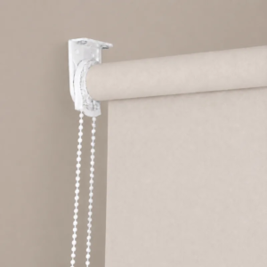 Cortina roller blackout natural — detalle del soporte y la cadena