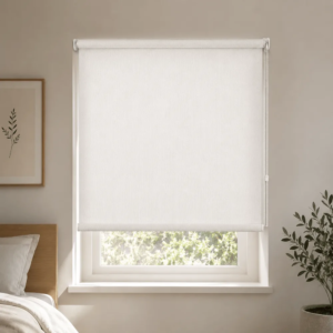 Cortina roller sunscreen blanca 100x110 — instalada en un ambiente
