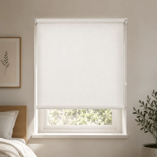 Cortina roller sunscreen blanca 100x110 — instalada en un ambiente