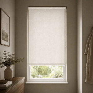 Cortina roller sunscreen blanca 100x150 — instalada en un ambiente