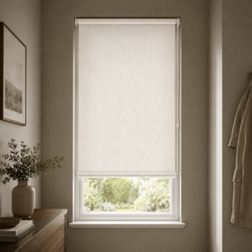 Cortina roller sunscreen blanca 100x150 — instalada en un ambiente