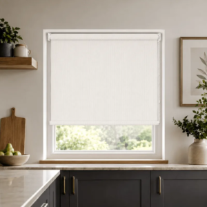 Cortina roller sunscreen blanca 100x60 — instalada en un ambiente