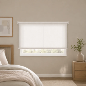 Cortina roller sunscreen blanca 120x110 — instalada en un ambiente