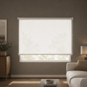 Cortina roller sunscreen blanca 150x110 — instalada en un ambiente