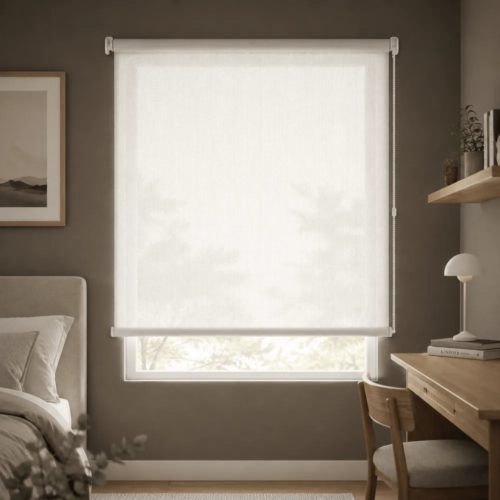 Cortina roller sunscreen blanca 150x150 — instalada en un ambiente