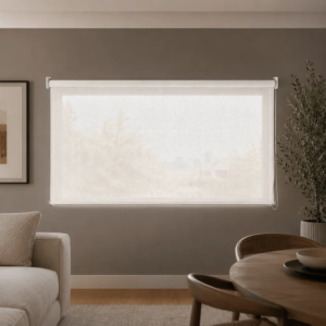 Cortina roller sunscreen blanca 150x60 — instalada en un ambiente