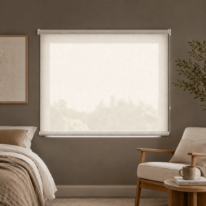 Cortina roller sunscreen blanca 150x90 — instalada en un ambiente