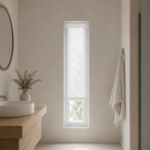 Cortina roller sunscreen blanca 30x110 — instalada en un ambiente