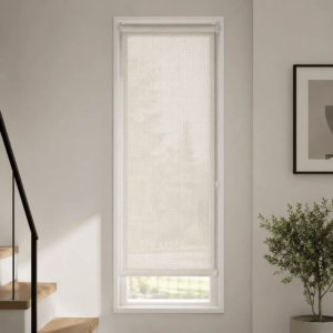 Cortina roller sunscreen blanca 50x150 — instalada en un ambiente