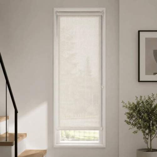 Cortina roller sunscreen blanca 50x150 — instalada en un ambiente