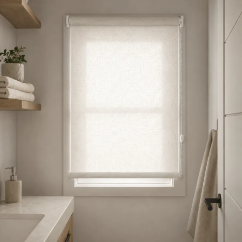 Cortina roller sunscreen blanca 50x90 — instalada en un ambiente