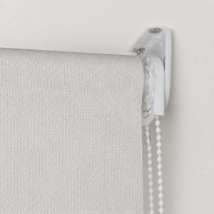 Cortina roller sunscreen blanca — detalle del soporte y la cadena (2)