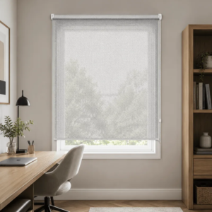 Cortina roller sunscreen gris 100x110 — instalada en un ambiente