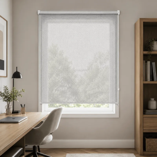 Cortina roller sunscreen gris 100x110 — instalada en un ambiente