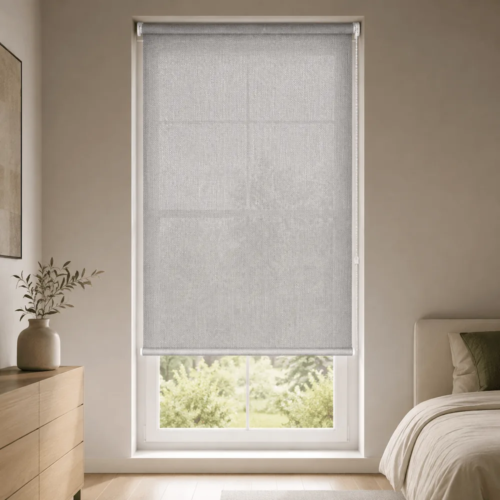Cortina roller sunscreen gris 100x150 — instalada en un ambiente